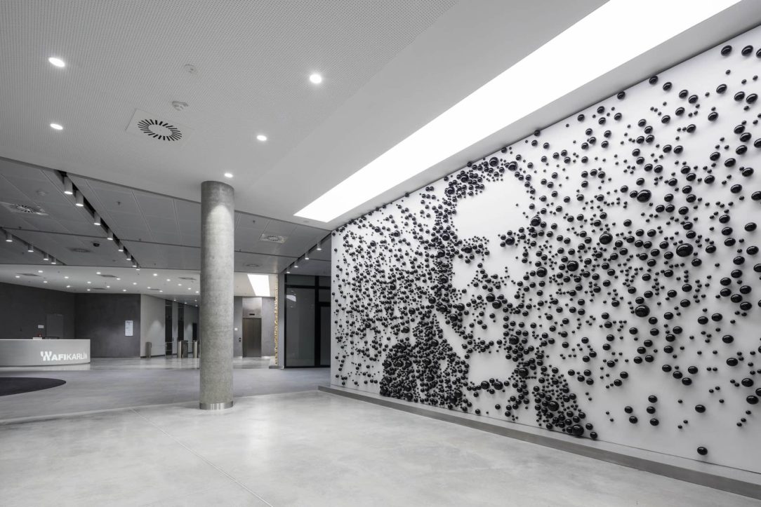 Čtyři rozměrné instalace z velkých křišťálových bublin jsou umístěny v budově Butterfly Business Center v Praze. Znázorňují portréty významných českých osobností: Františka Křižíka, Emila Kolbena, Olgy Scheinpflugové a Karolíny Augusty Bavorské.