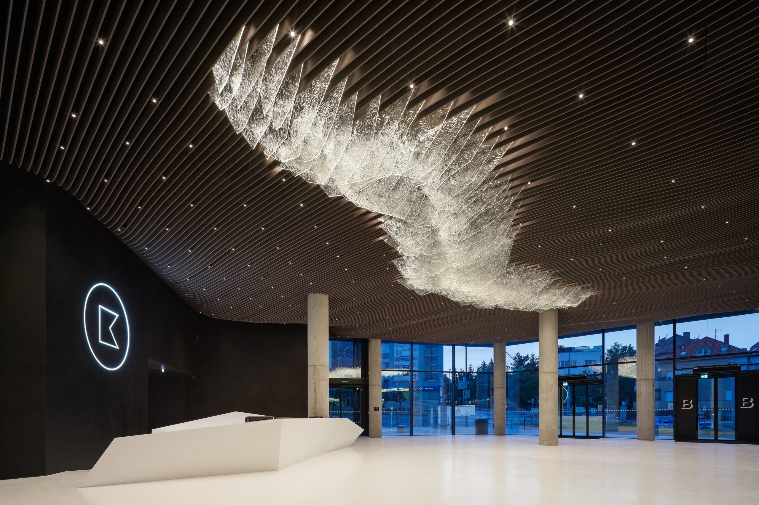 Skleněná instalace The Iceberg se nachází ve vstupní hale Centra Bořislavka. Tvoří ji 110 křišťálových panelů umístěných na dřevěném povrchu, který symbolizuje moře. Panely z plochého slinutého skla se postupně rozsvěcují, aby vytvářely dojem živého organismu.