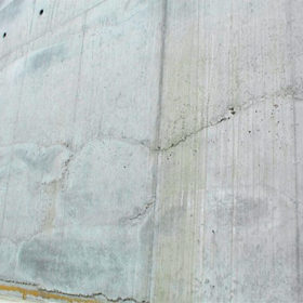Obr. 2 Porušená místa a hrubozrnné shluky v místech betonářských záběrů na stěnách tunelu