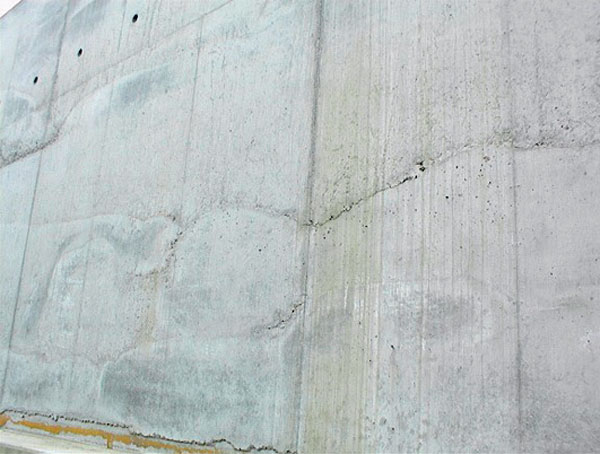 Obr. 2 Porušená místa a hrubozrnné shluky v místech betonářských záběrů na stěnách tunelu