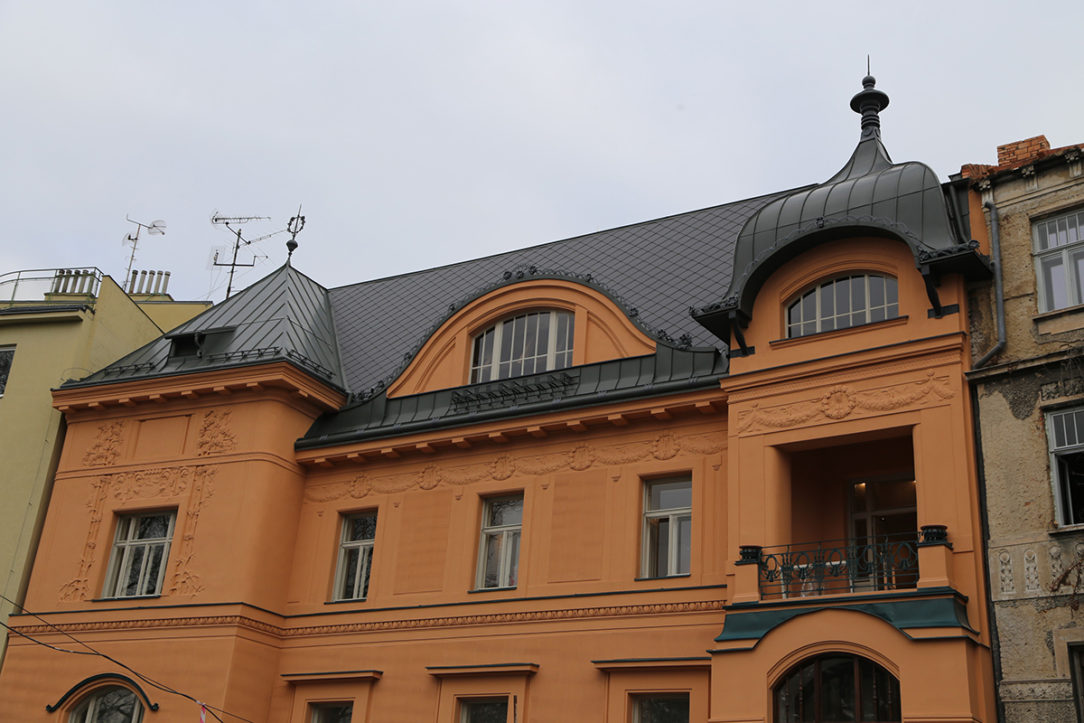 Vila Löw-Beer, Brno (foto 2) Architekt Alexander von Neumann Realizace FALTON, spol. s r.o. RHEINZINK- prePATINA schiefergrau, CLASSIC walzblank, dvojitá stojatá drážka