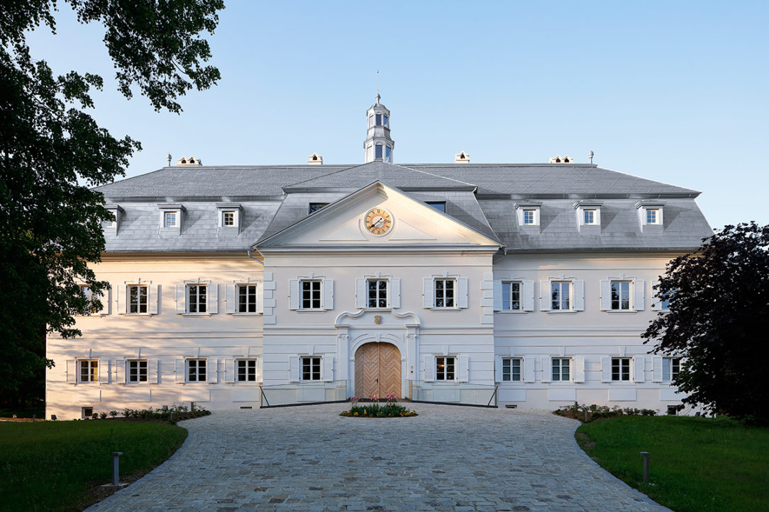 Zámek Château Gbeľany (foto 5) Architekt Barak Architekti Realizace Kontrakting stavebné montáže, spol. s r.o., Pluta - Dach s.r.o., Kraal spol. s r.o. RHEINZINK- CLASSIC walzblank, velkoformátové šablony