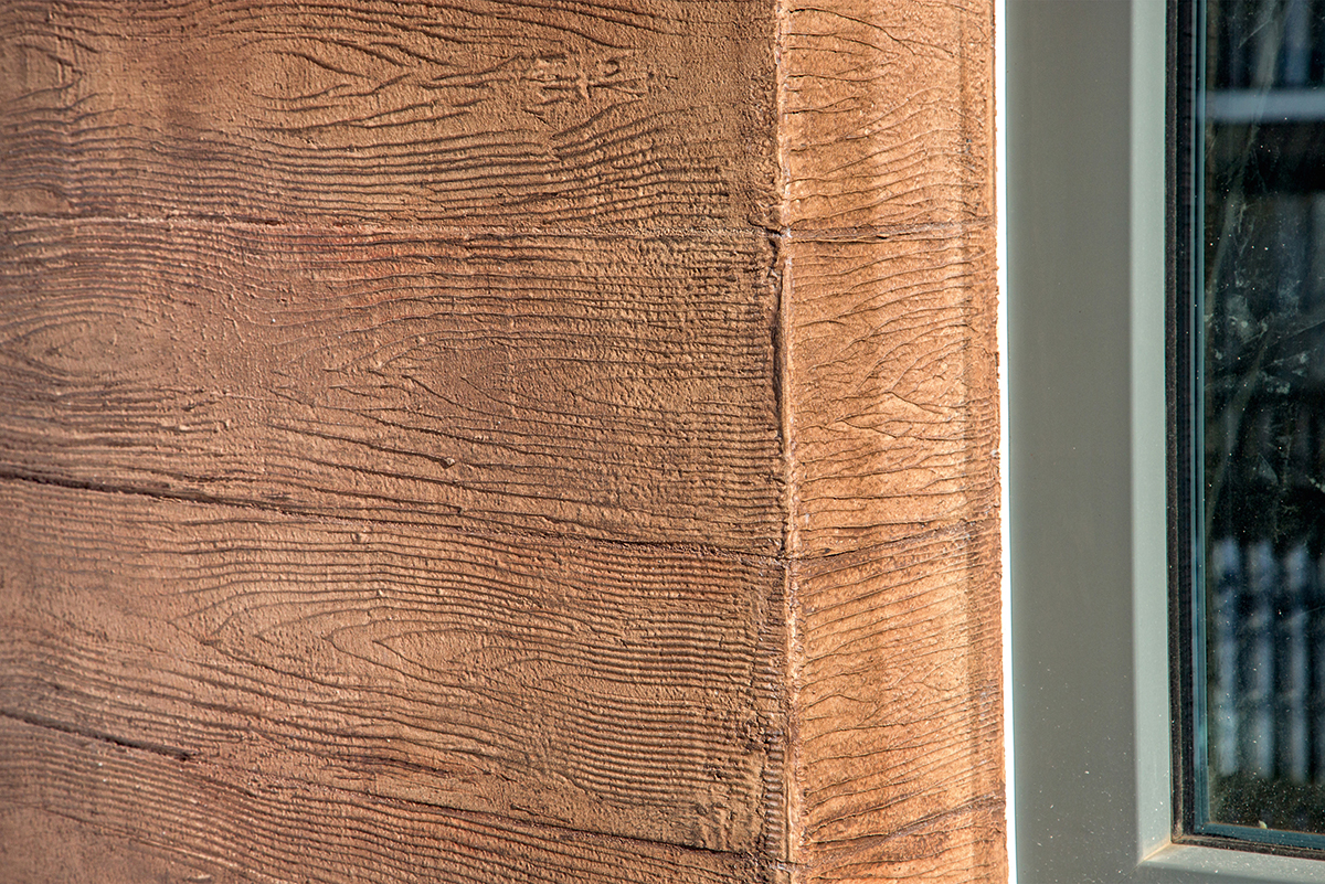 Podoba rustikálního dřeva na fasádě vzniká tzv. fládrováním omítky Baumit CreativTop za pomoci vybraných nástrojů a finálního nátěru barvy s odpovídajícím odstínem.