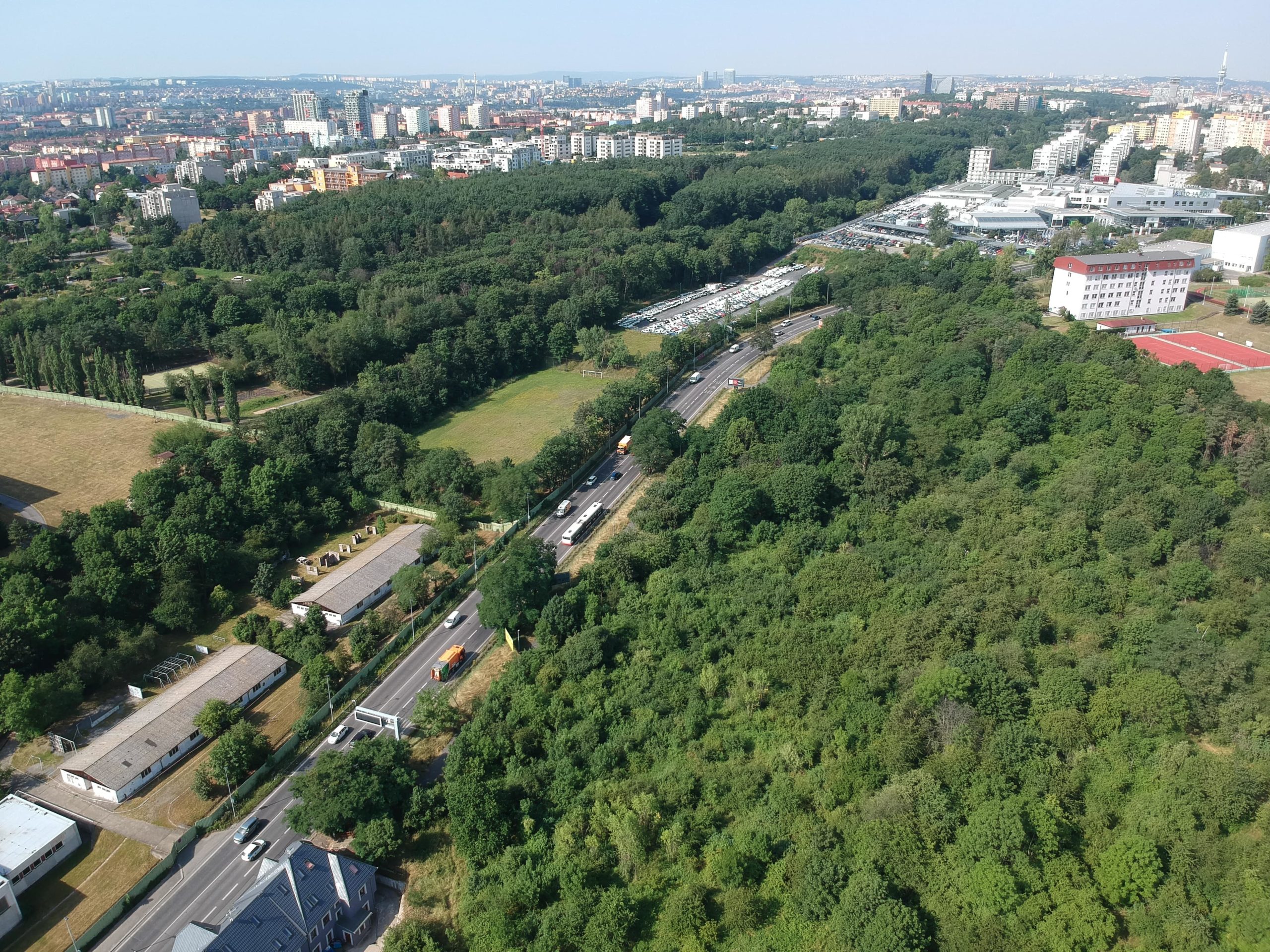 Oblast Českobrodská – aktuální stav a vizualizace napojení Českobrodské na oba směry MO s portály vsazenými do svahu údolí, s lávkou a sportovním areálem