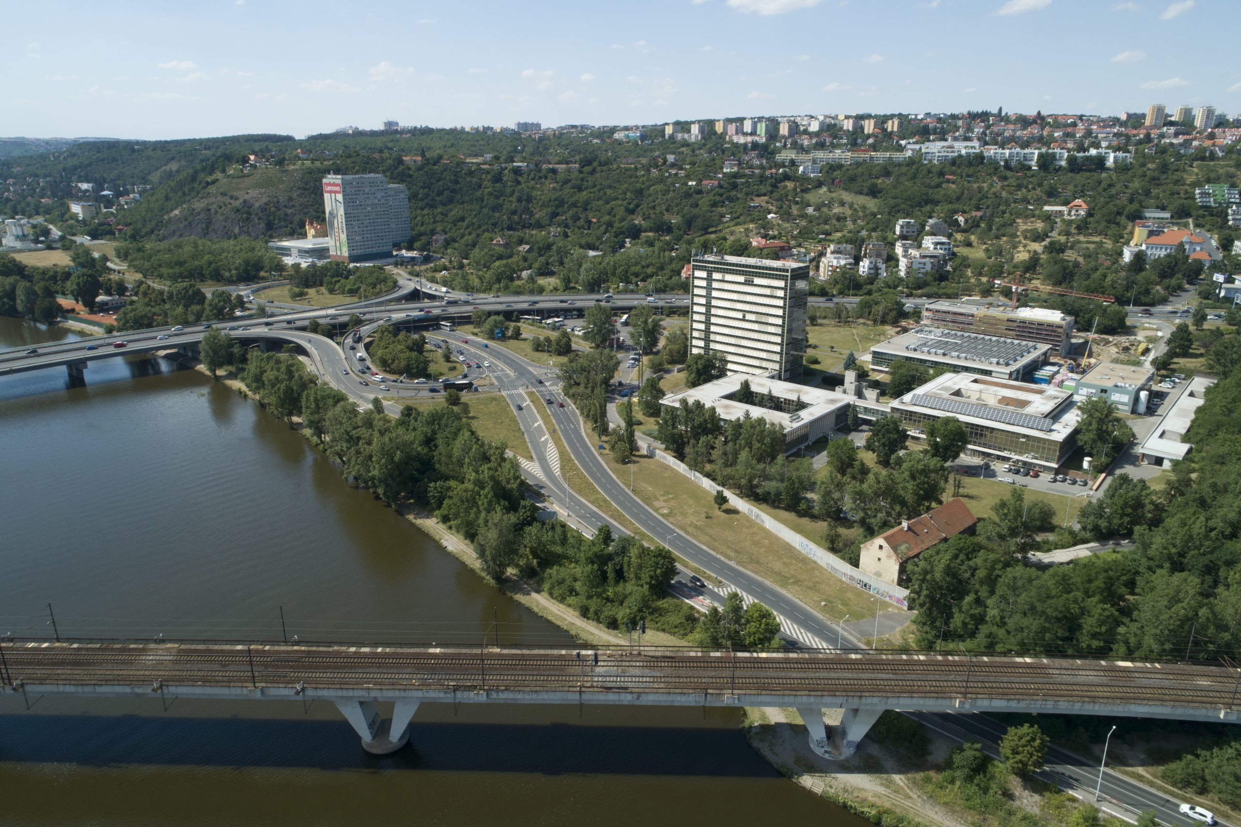 Oblast Pelc- -Tyrolka – aktuální stav a vizualizace Povltavské promenády, která může vzniknout díky situování MO do tunelu.