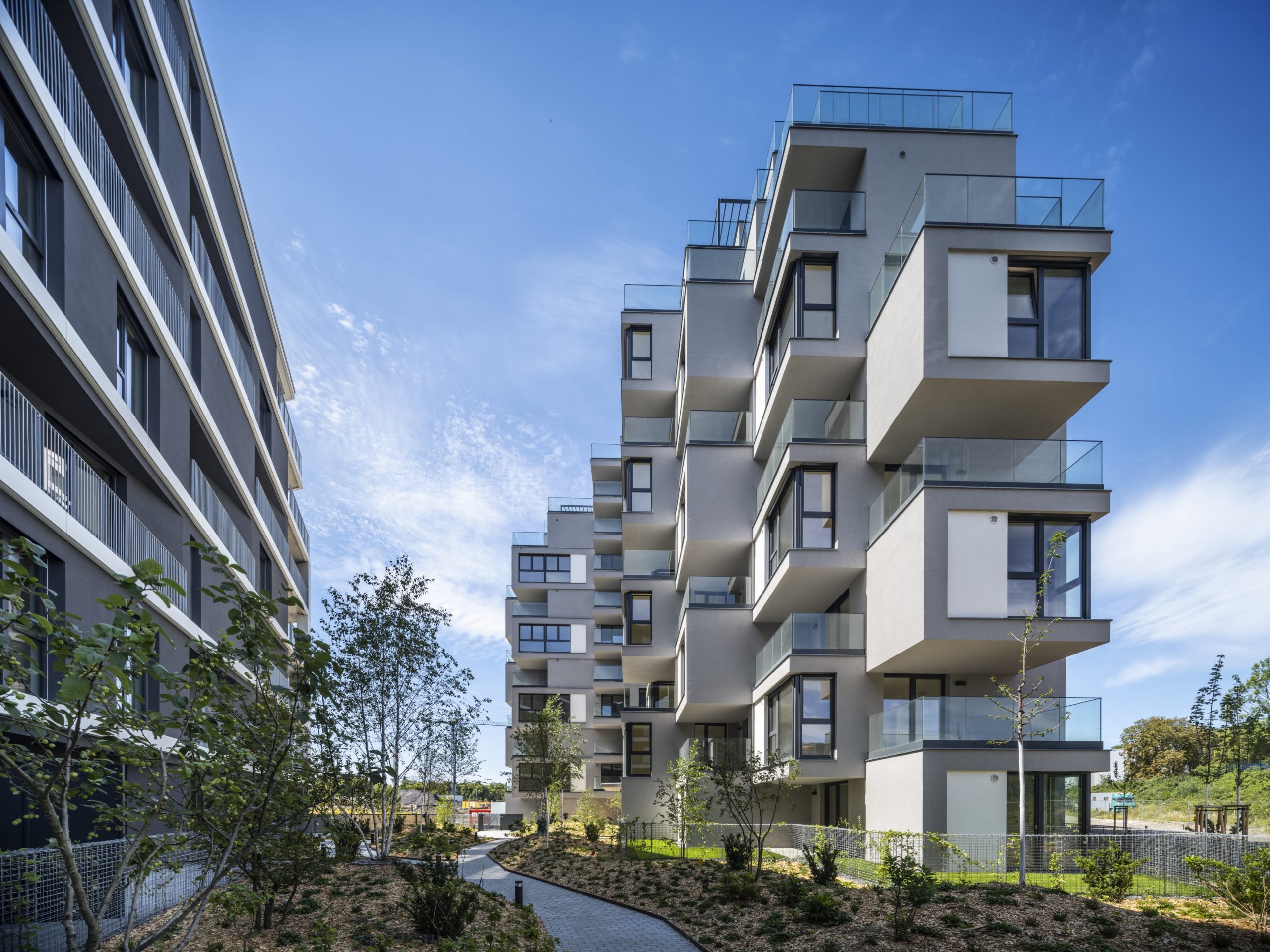 Jednotlivé domy etap Alfa a Beta projektu Hagibor propojuje společný dvůr a park. Koncepci zeleně vypracoval renomovaný krajinářský architekt Michel Desvigne.