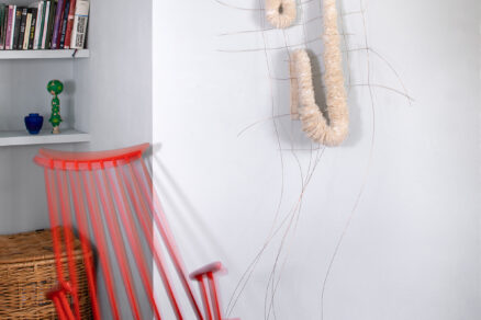 Nástěnný objekt designérky Kataríny Nábilkové. Foto Anna Pleslová