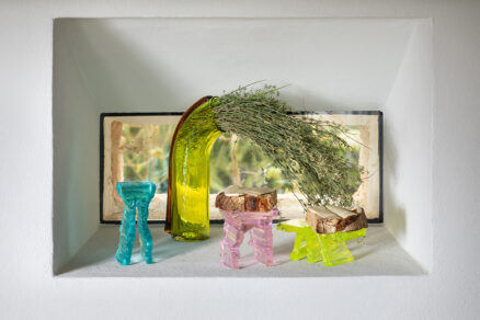 Váza designérky Ursuly Futury ve společnosti skleněných stolků designéra Johana Pertla. Foto Anna Pleslová