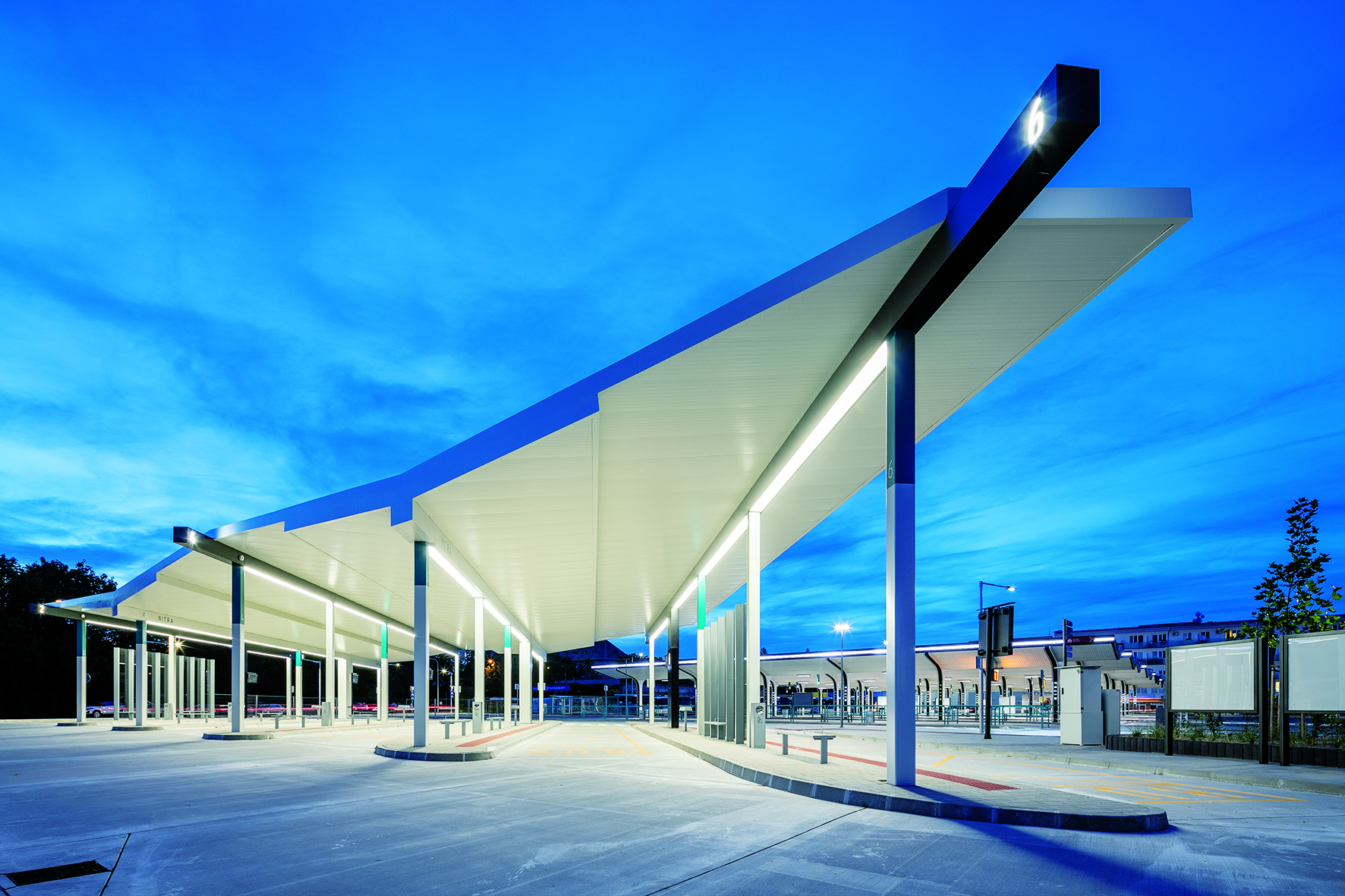 Všechna nástupiště dálkových linek na stanici v Nitře kryje elegantní souvislá střecha. V kreativním týmu Egoé studio zvolili tvarové řešení sestávající z jednotlivých pultových střech, které na sebe navazují.