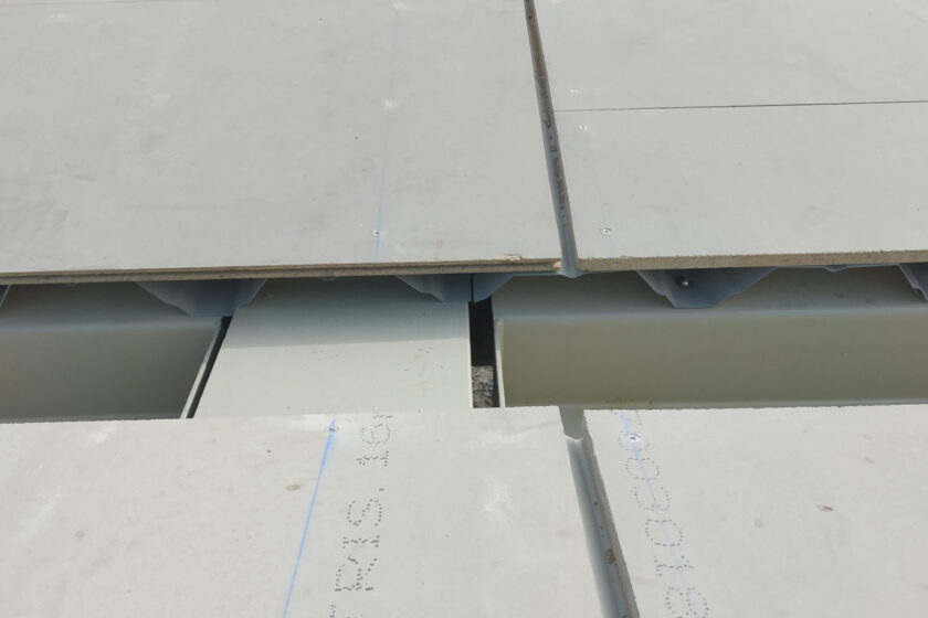Záklop z cementotřískových desek CETRIS je rozdělen do dilatačních celků s délkou do 6 m
