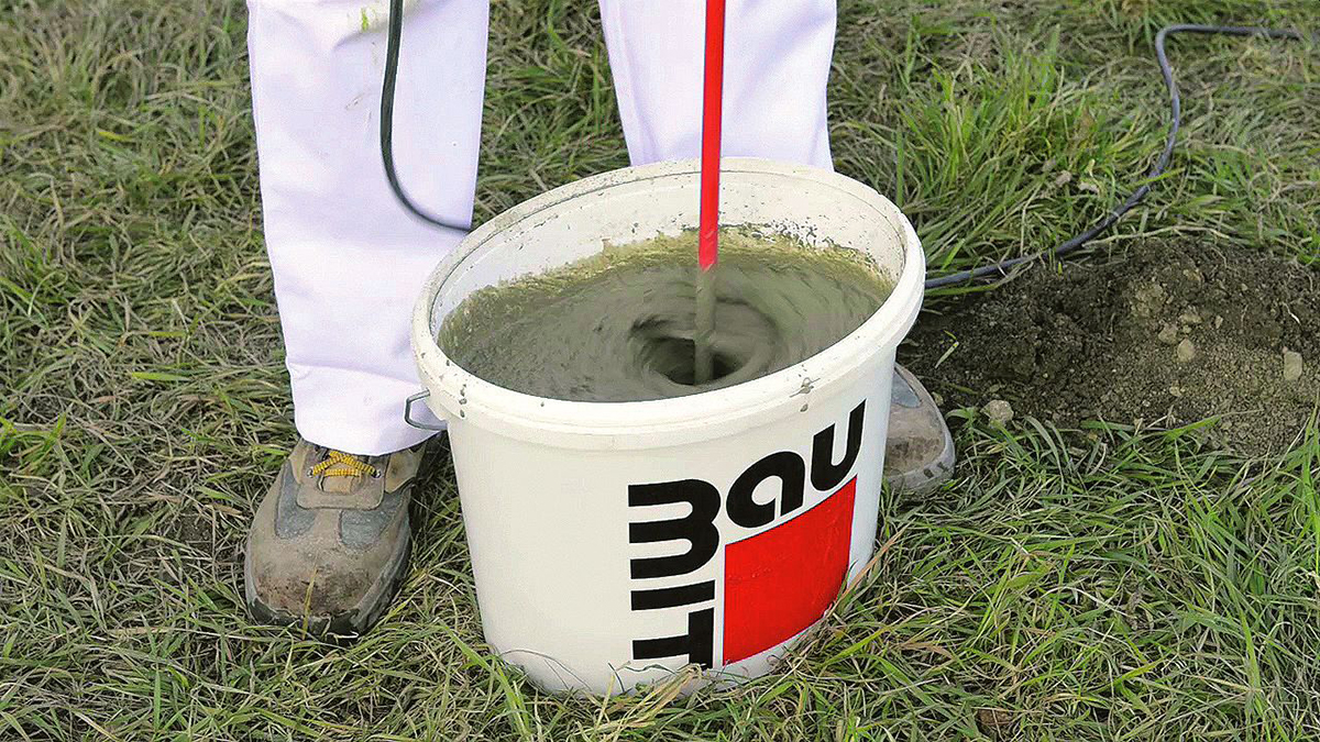 Baumit FixBeton – Metoda s mícháním betonové směsi za pomoci předepsaného množství záměsové vody se provádí standardně v kbelíku pomocí elektrického mísidla. 