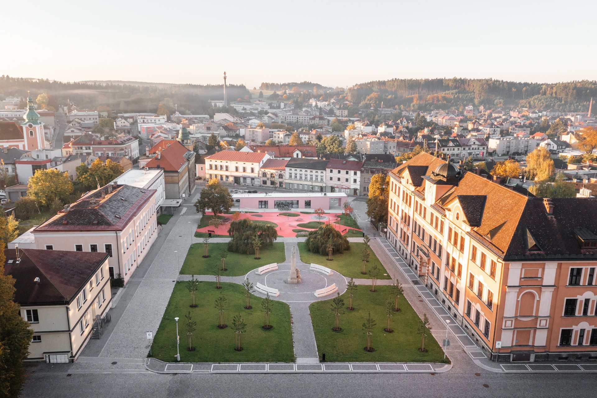 Veřejné prostranství mezi školami v Červeném Kostelci