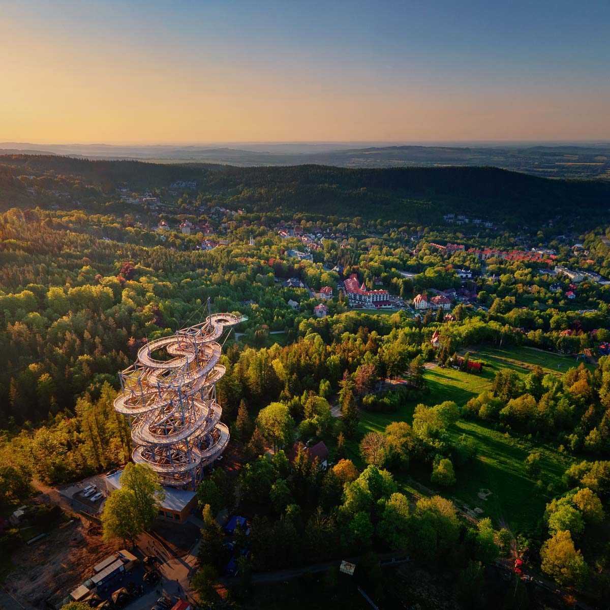 Sky Walk Swieradów. Vyhlídková věž se stezkou v oblacích je unikátní dominanta z prostorové příhradové konstrukce tyčící se do výšky 62 m nad zemí.