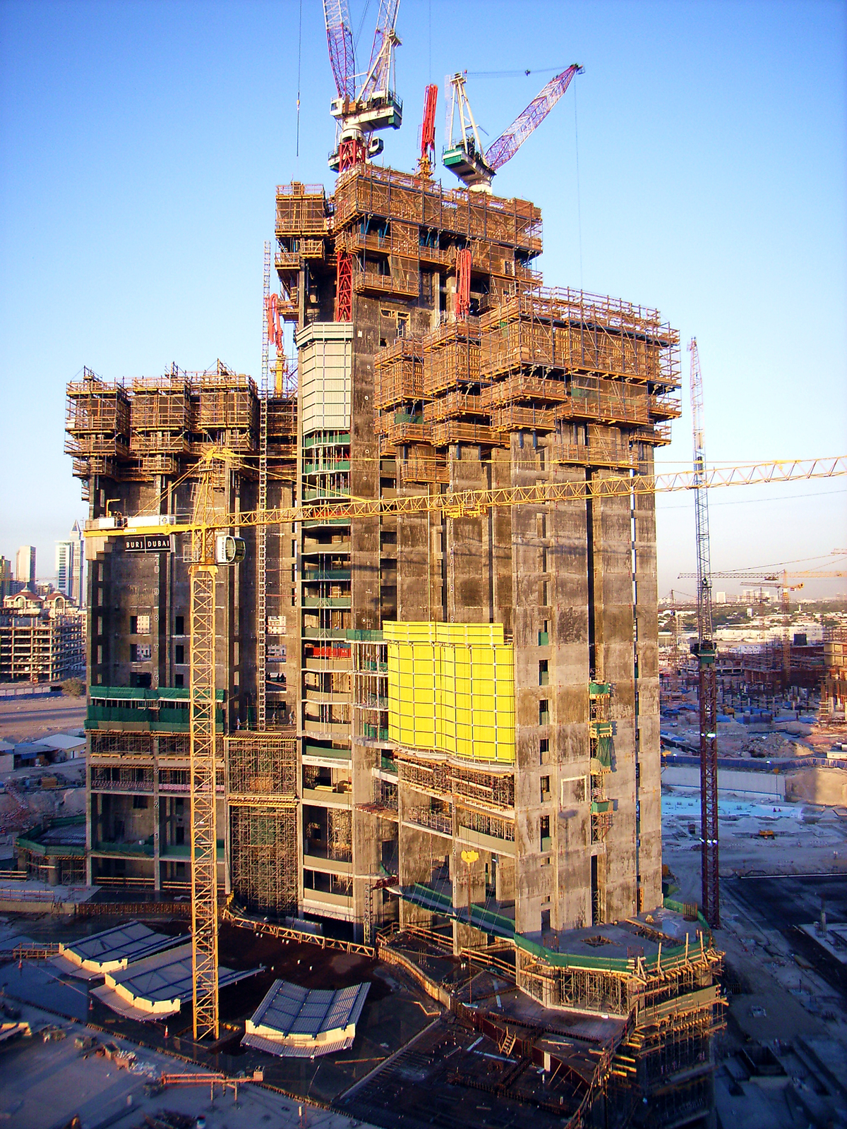 Na snímku je stavba nejvyšší budovy světa Burj Dubai. Výstavba trvala šest let a vyžádala si nasazení řady technologií – například samošplhacích bednicích systémů od společnost Doka.