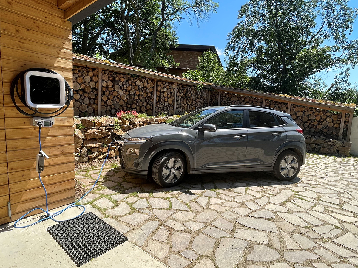 Majitel domu jezdí elektromobilem Hyundai Kona a doma ročně odebere na jeho nabíjení cca 6 MWh