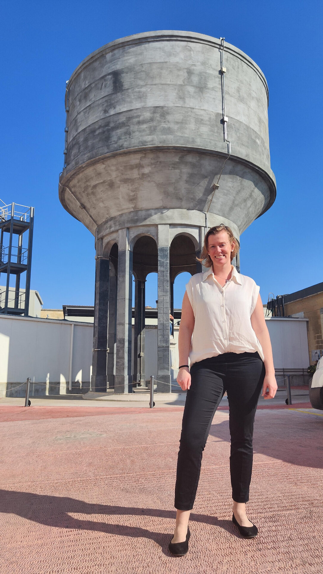 Iveta Nováková s rehabilitovanou vodní věží na Maltě, spolupráce s Malta University. 