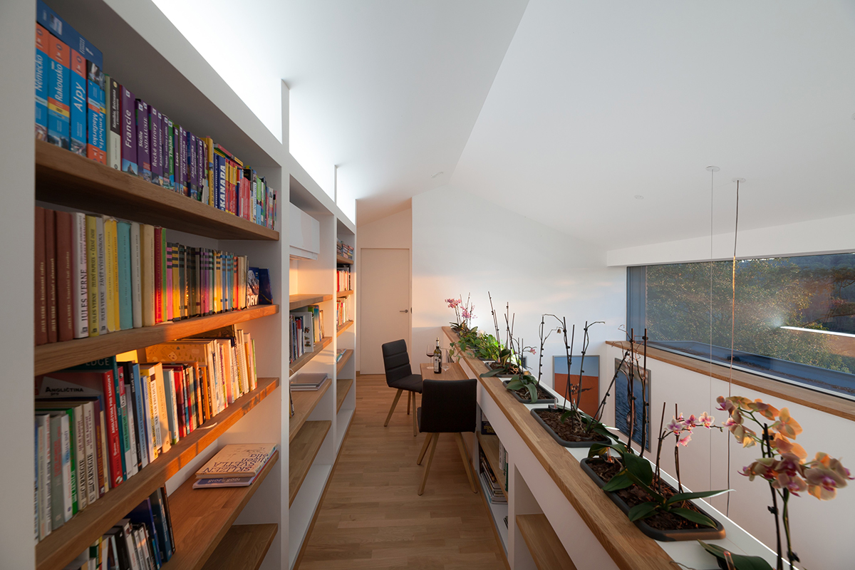 Galerie rodinného domu v Omicích je podobně jako obývací pokoj vytápěna pomocí podlahových topných folií Ecofilm F, instalovaných na sucho pod dřevěnou plovoucí podlahou.
