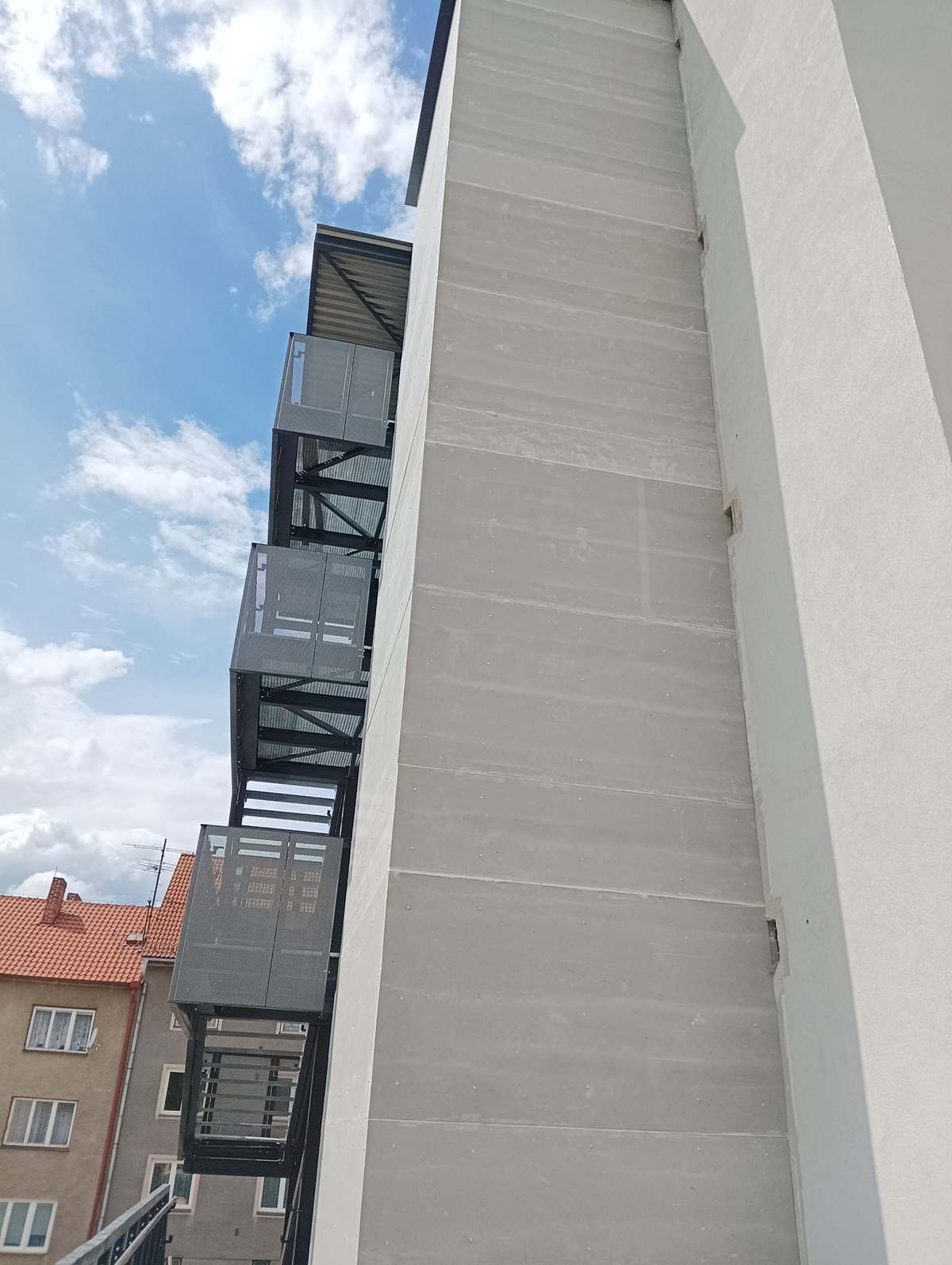 V případě protipožárnho opláštění jsou spáry mezi deskami CETRIS vyplněny protipožárním tmelem