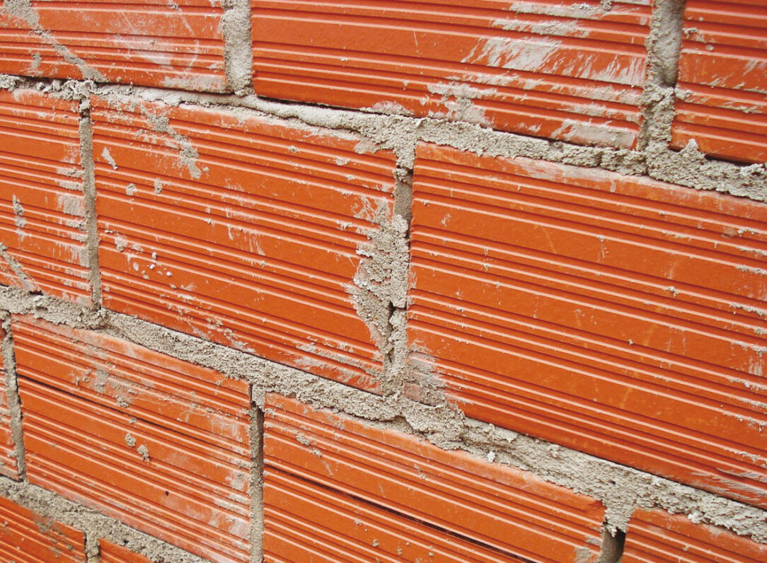 Příprava podkladu. Podklad důkladně očistíme. Zároveň se přesvědčíme, že nerovnosti fasády nejsou větší než 20 mm na metr.
