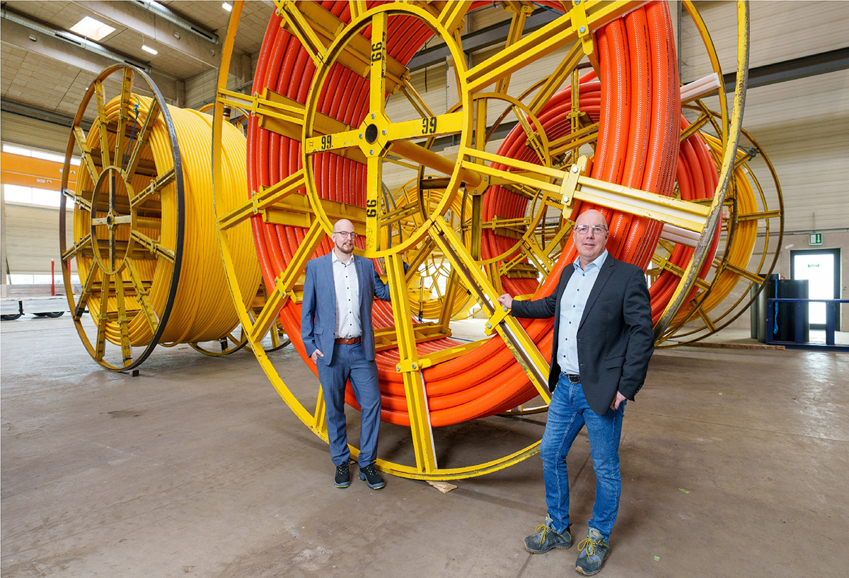 3 Ředitel odpovědný za export Dominik Eckinger a jednatel závodu Gerald Wedl u produkčních bubnů Ø 5 m s trubkou pro médium