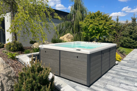 SWIM SPA s protiproudem a masážními křesílky Darling SPA v zahradě rodinného domu