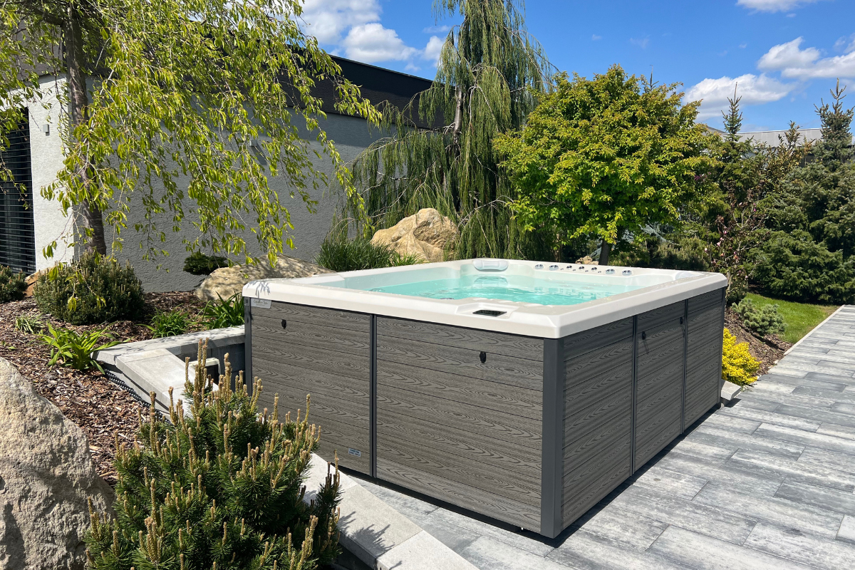 SWIM SPA s protiproudem a masážními křesílky Darling SPA v zahradě rodinného domu
