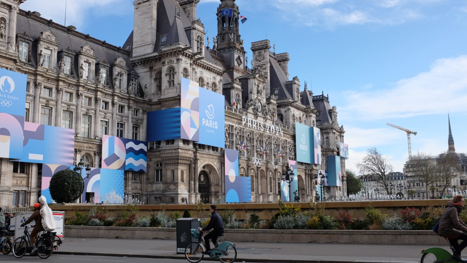 Hotel De Ville je jedním z největších a nejznámějších příkladů francouzského urbanistického vynálezu, "hotelu" - aristokratického městského paláce přímo v centru metropole. Původní budova byla vypálená během povstání v roce 1871, nová kopie je sídlem pařížské radnice a během olympiády zde bude startovat maratonský běh.