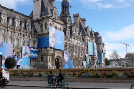 Hotel De Ville je jedním z největších a nejznámějších příkladů francouzského urbanistického vynálezu, "hotelu" - aristokratického městského paláce přímo v centru metropole. Původní budova byla vypálená během povstání v roce 1871, nová kopie je sídlem pařížské radnice a během olympiády zde bude startovat maratonský běh.