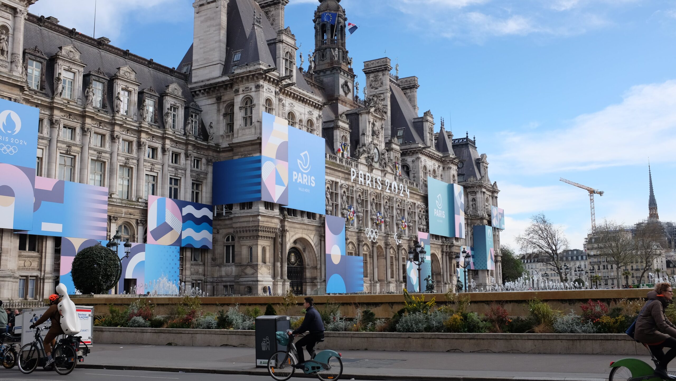 Hotel De Ville je
jedním z největších
a nejznámějších příkladů
francouzského
urbanistického
vynálezu, "hotelu"
- aristokratického
městského paláce
přímo v centru
metropole. Původní
budova byla
vypálená během
povstání v roce 1871,
nová kopie je sídlem
pařížské radnice
a během olympiády
zde bude startovat
maratonský běh.