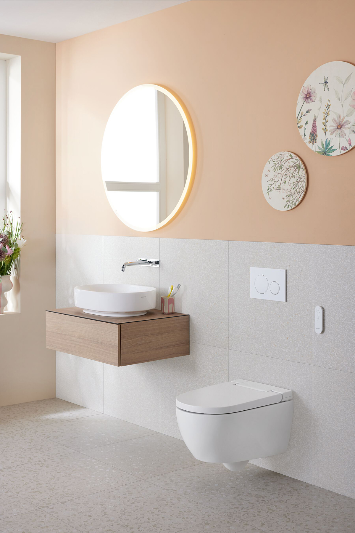 Sprchovací WC AquaClean Alba s elegantním splachovacím - pohodlí a inovace v koupelně. 