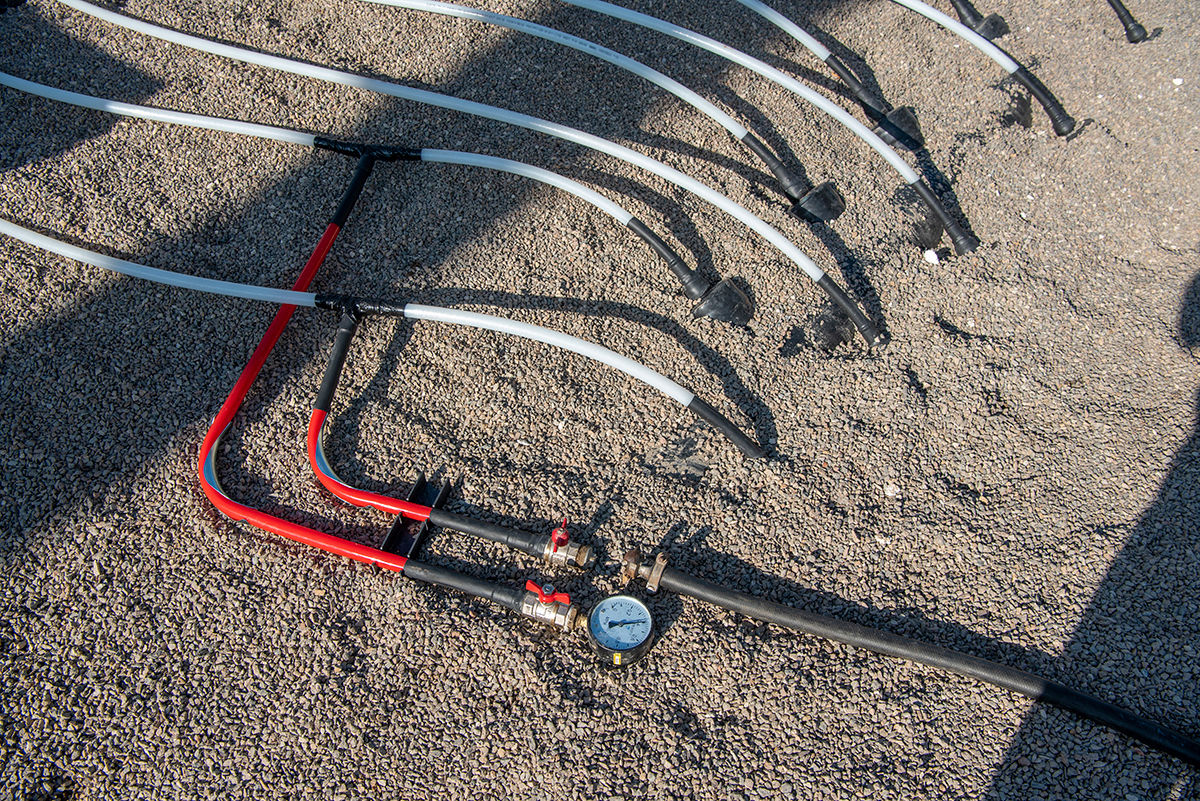 Detail potrubí REHAU pro vyhřívání trávníku, připravené k instalaci.