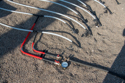 Montážní proces potrubí REHAU, klíčová fáze instalace vyhřívání trávníku.