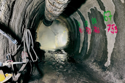 Obr. 5 Aplikace stříkaného betonu během ražby tunelu