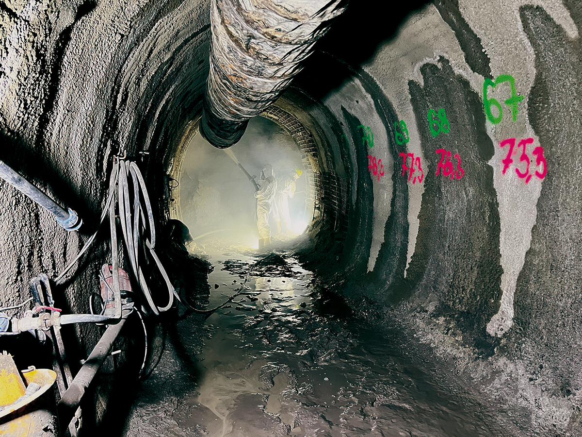 Obr. 5 Aplikace stříkaného betonu během ražby tunelu