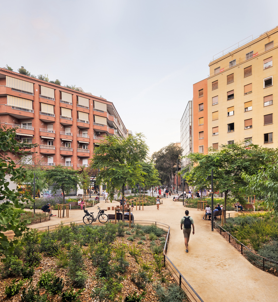hacia la renaturalizacion de los espacios urbanos como los proyectos de 08014 arquitectura recuperan las calles de barcelona 9