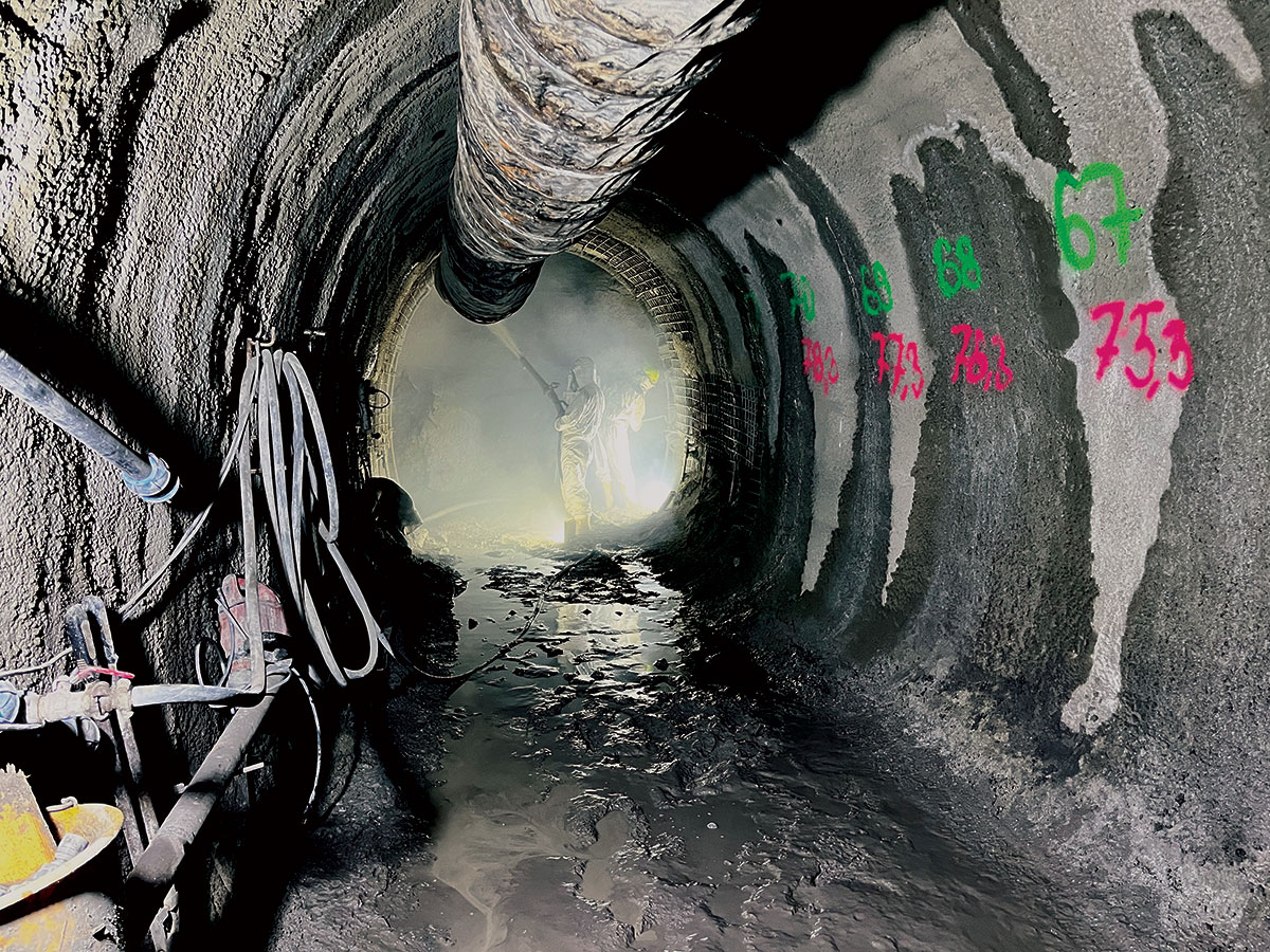 Obrázek 4:Aplikace stříkaného betonu během ražby tunelu.