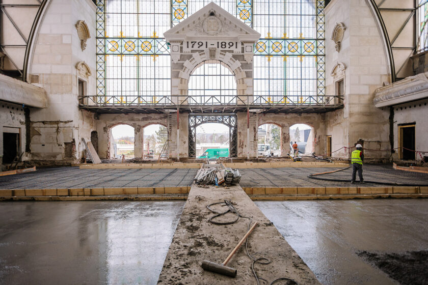 Detailní pohled na probíhající rekonstrukci podlahy ve střední hale Průmyslového paláce na Výstavišti Praha.
