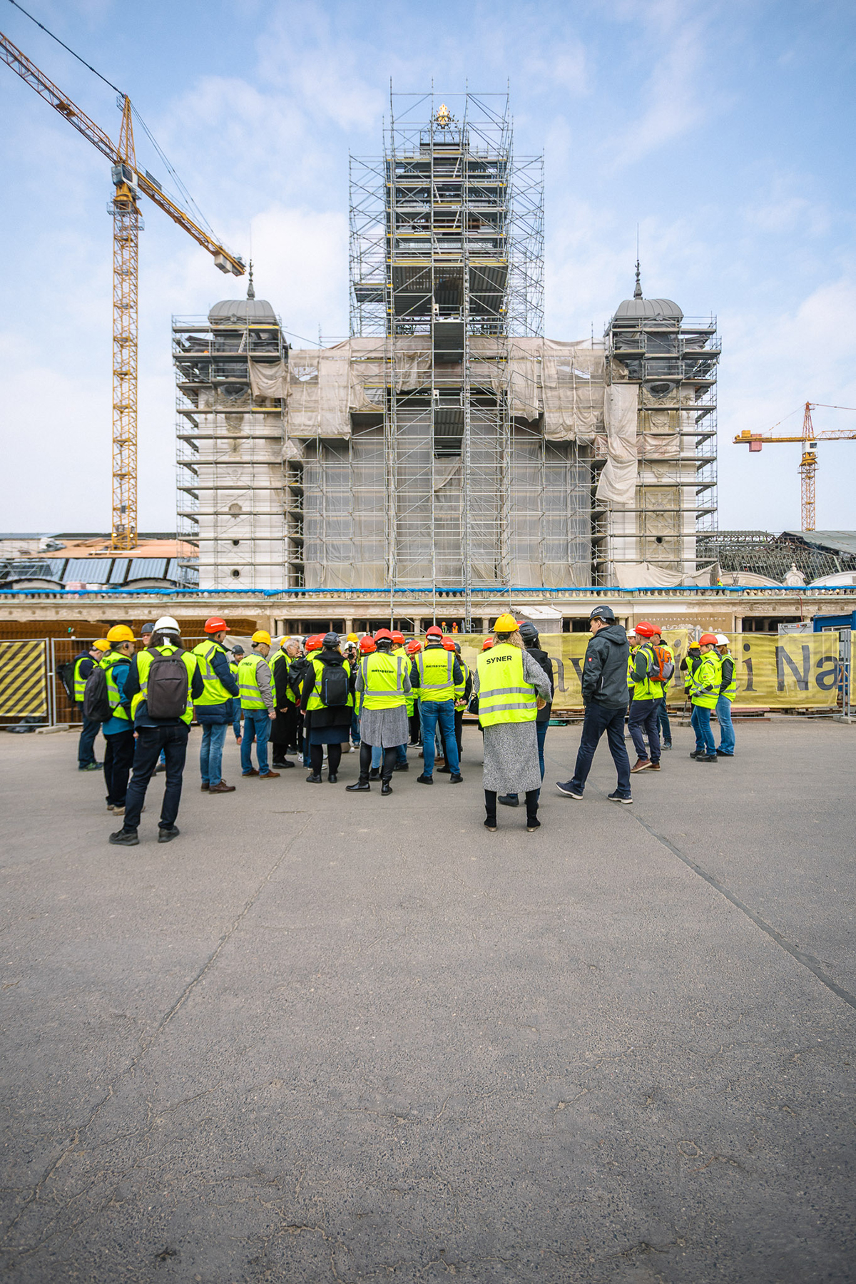 Skupina architektů a techniků navštěvuje rekonstruovaný Průmyslový palác v rámci odborné exkurze.