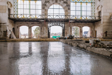 Dokončená část nové podlahy ve střední hale Průmyslového paláce, připravená na instalaci podlahového topení.