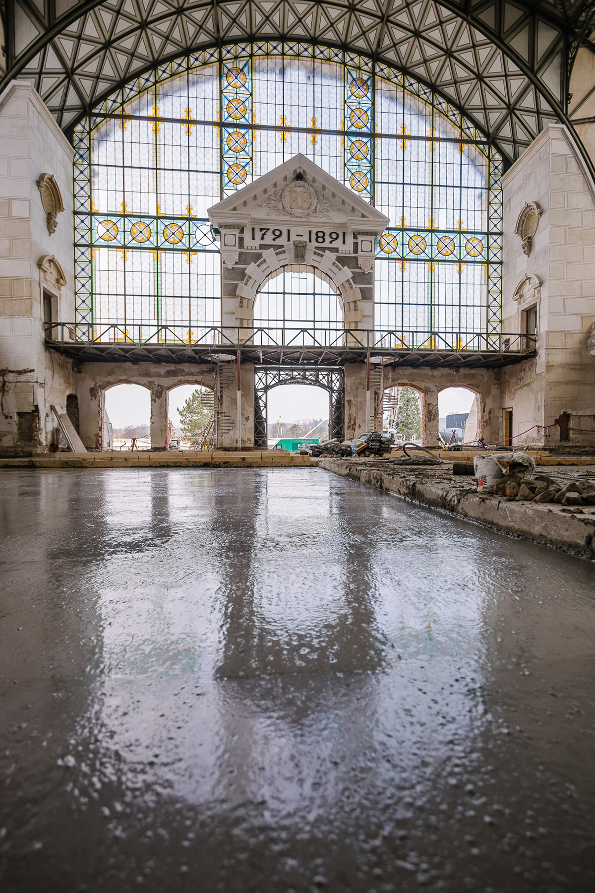 Dokončená část nové podlahy ve střední hale Průmyslového paláce, připravená na instalaci podlahového topení.