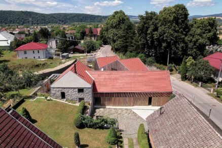 Nový dům se starým mlýnem v obci Opatová na západním Slovensku