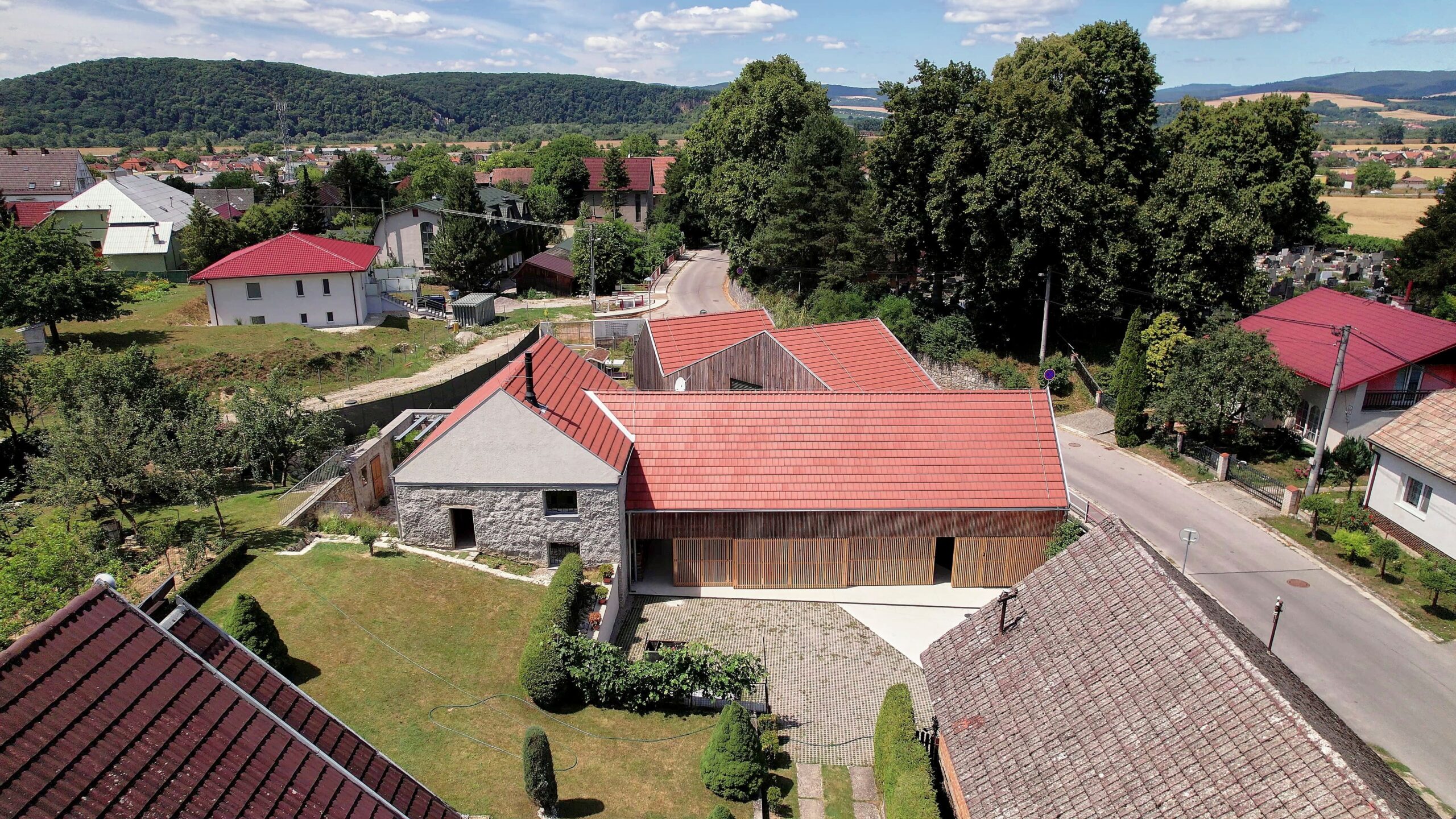Nový dům se starým mlýnem v obci Opatová na západním Slovensku 