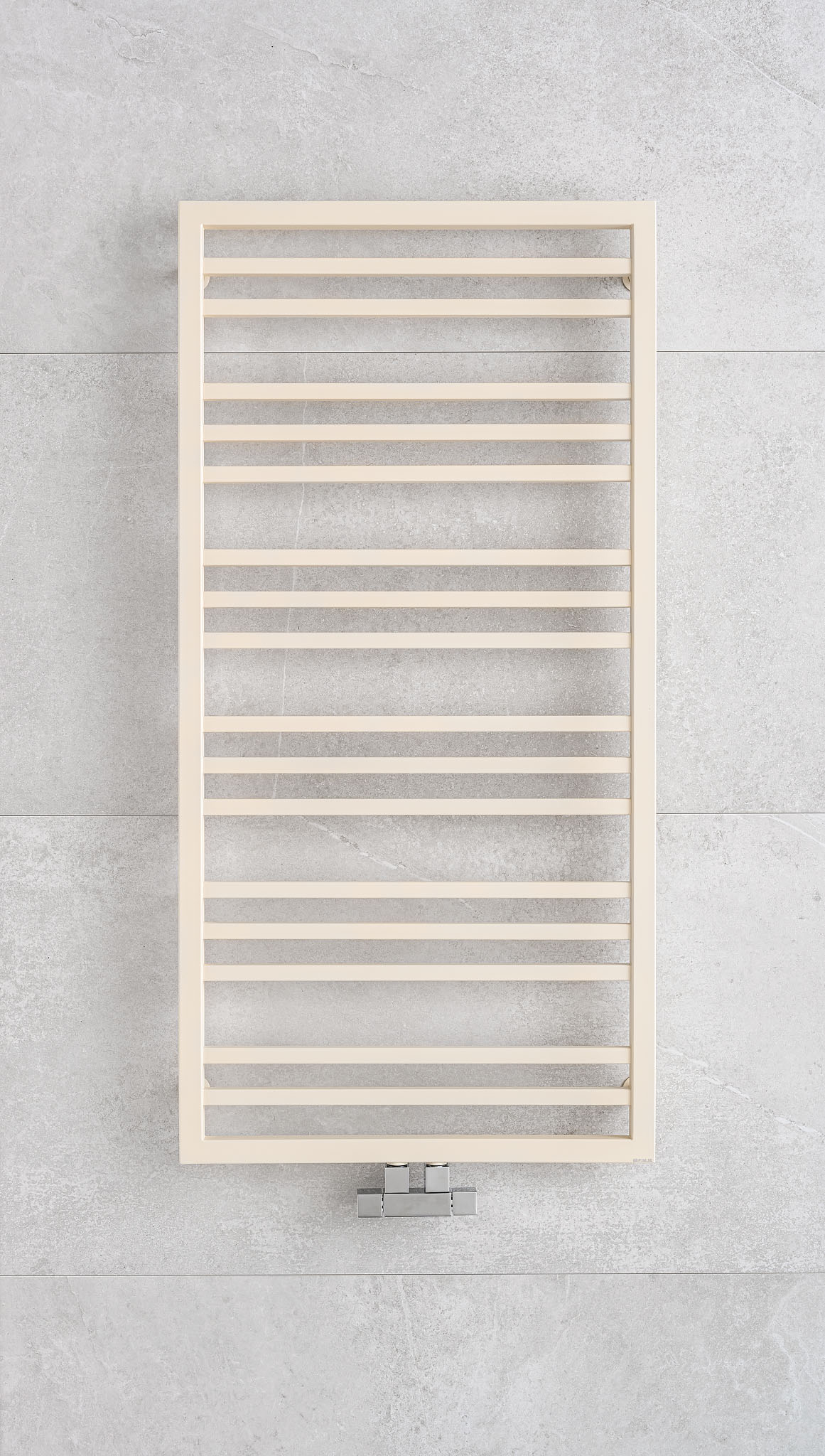 Elektrický sušák ručníků AVENTO Frame v elegantní béžové barvě kombinuje moderní design s praktickou funkčností, čímž poskytuje efektivní sušení a stylový doplněk do každé koupelny.