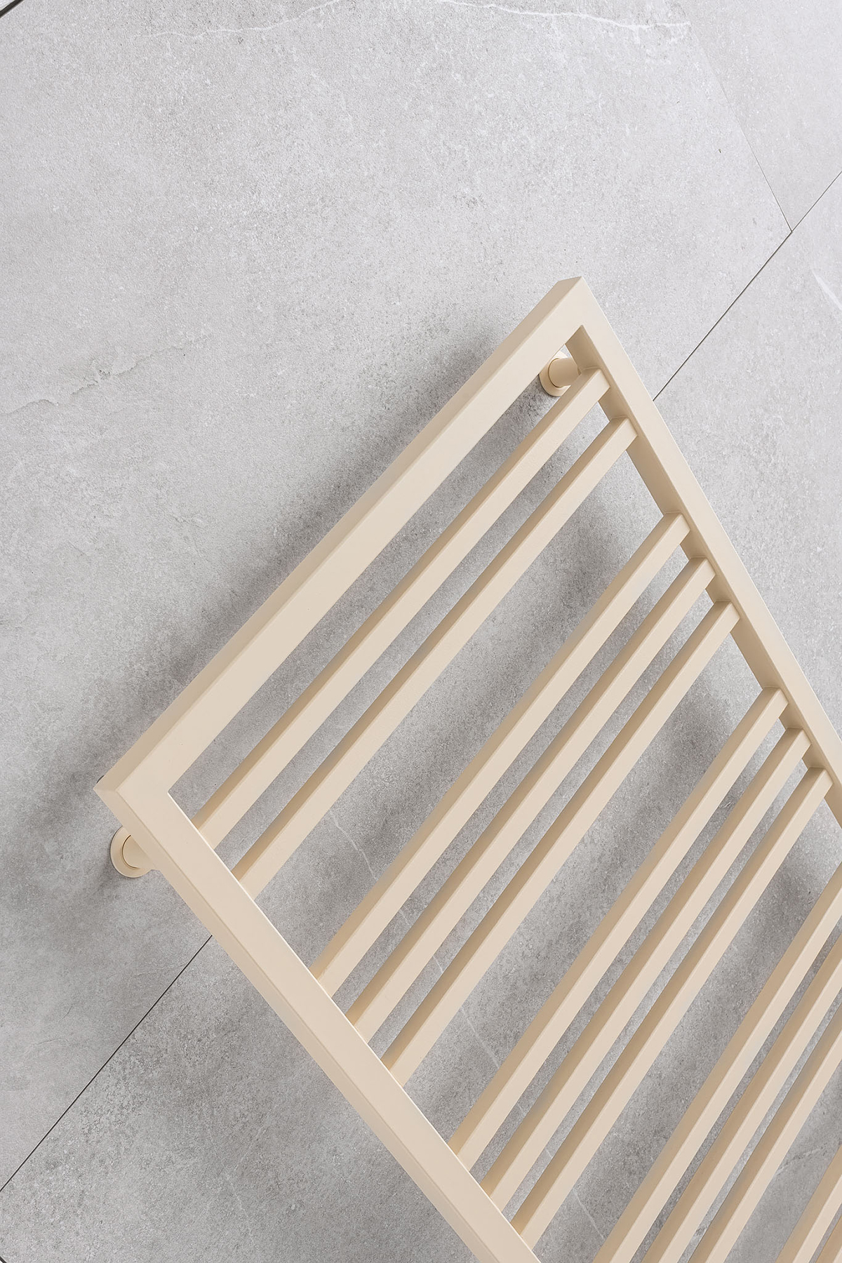 Elegantní koupelnový sušák Avento Frame v béžové barvě