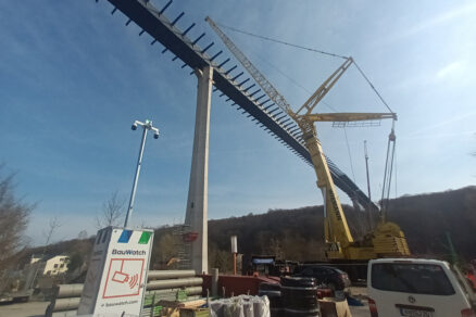 Štíhlý most v Pirně s nosnou konstrukcí ve výšce 70 metrů nad zemí