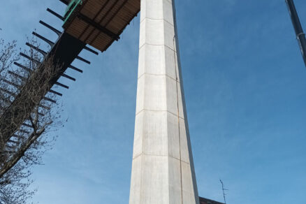 Detail betonového pilíře štíhlého mostu v Pirně u historické budovy