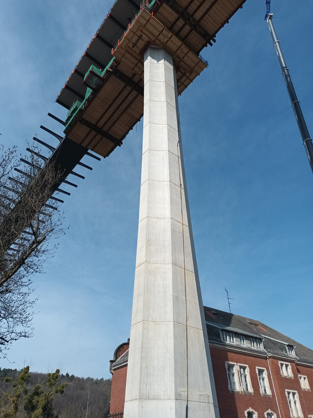 Detail betonového pilíře štíhlého mostu v Pirně u historické budovy