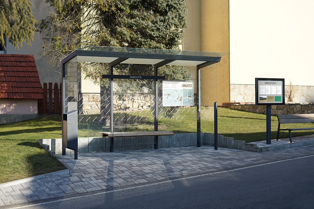 Autobusová zastávka Janovice s lavičkou a informačním panelem