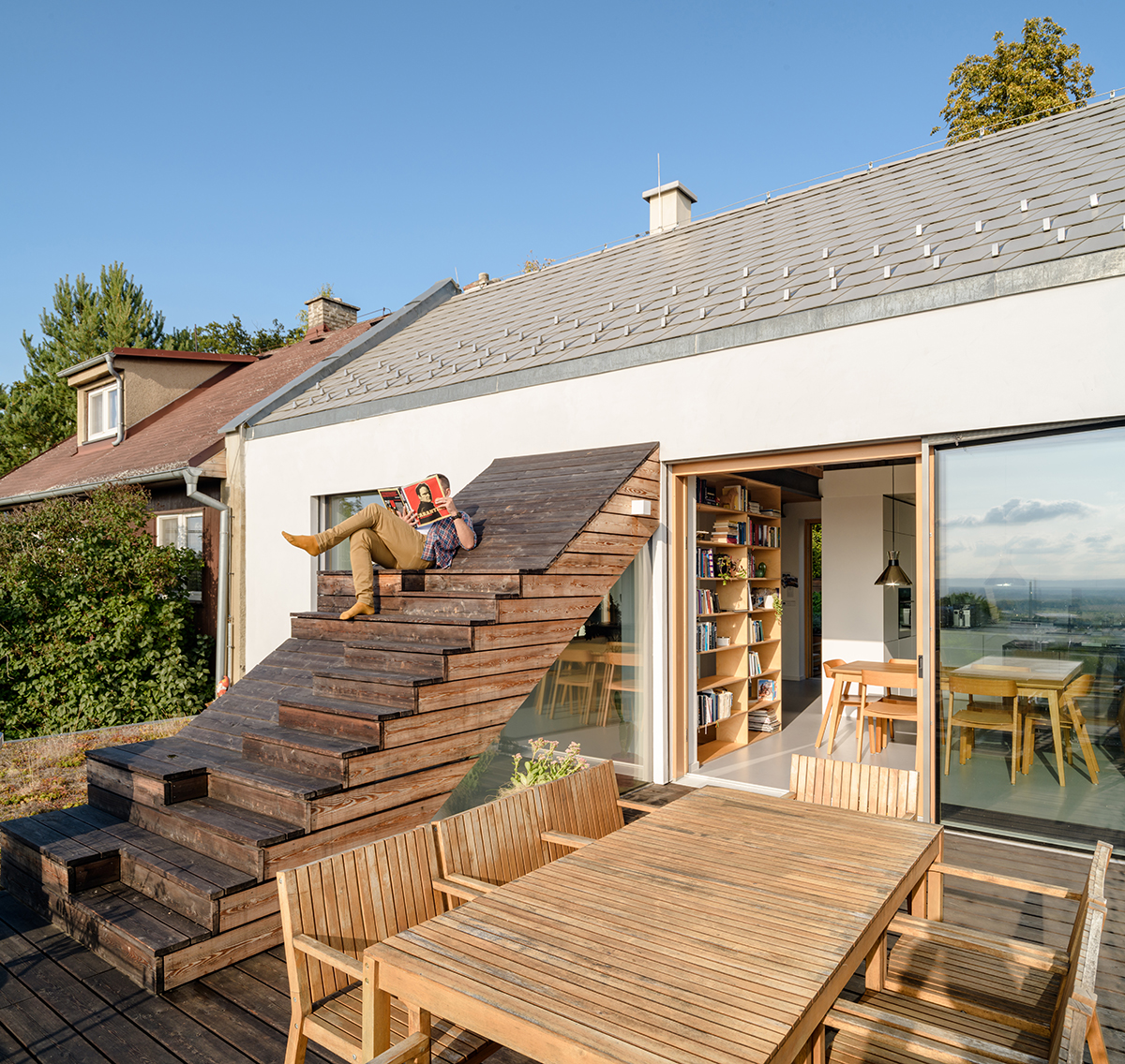 Architekti dbali na důsledné propojení interiéru s exteriérem.