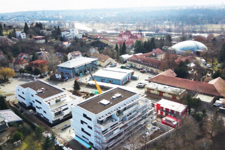 Výstavba luxusních bytových domů Rezidence Bella Vista v Troji s výhledem na Trojský zámek a ZOO Praha